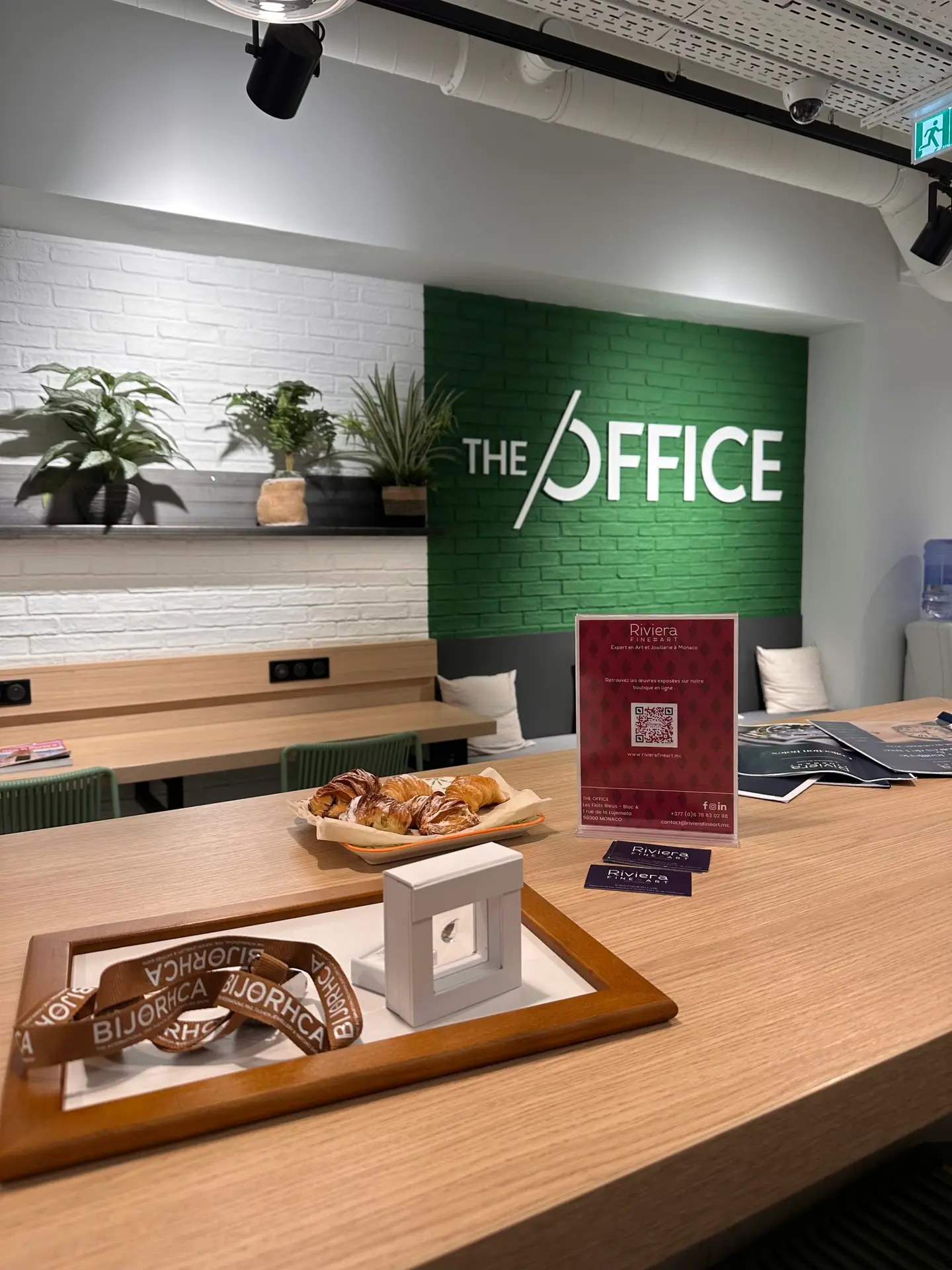 Autour d'un café Conférences à The Office Monaco